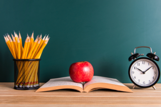 Gustavo Morceli analisa como a complexidade do tempo escolar em territórios atravessados por riscos climáticos exige novos modelos de planejamento educacional.