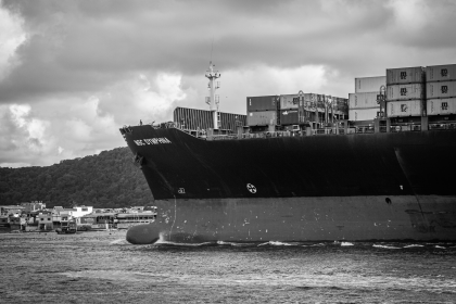 Navio porta-contêineres atracado no Porto de Santos, em imagem em preto e branco.