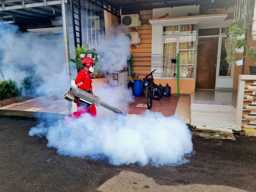 Profissional de controle de pragas usa uma máquina de fumacê do lado de fora de uma casa.
