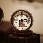 Medidor analógico e válvula de um sistema de controle e manutenção de tubulações.